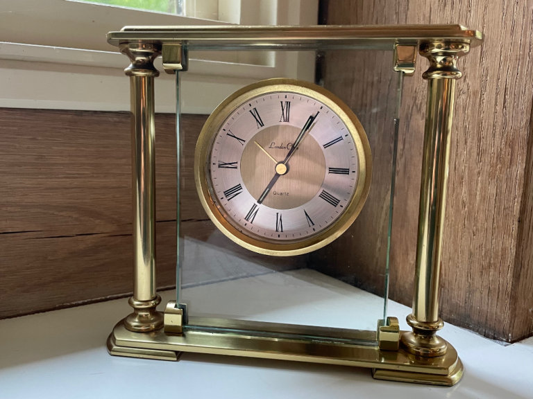 London Clock Quartz Glass Brass Tone Battery Op Mantle Clock (with Pillars)