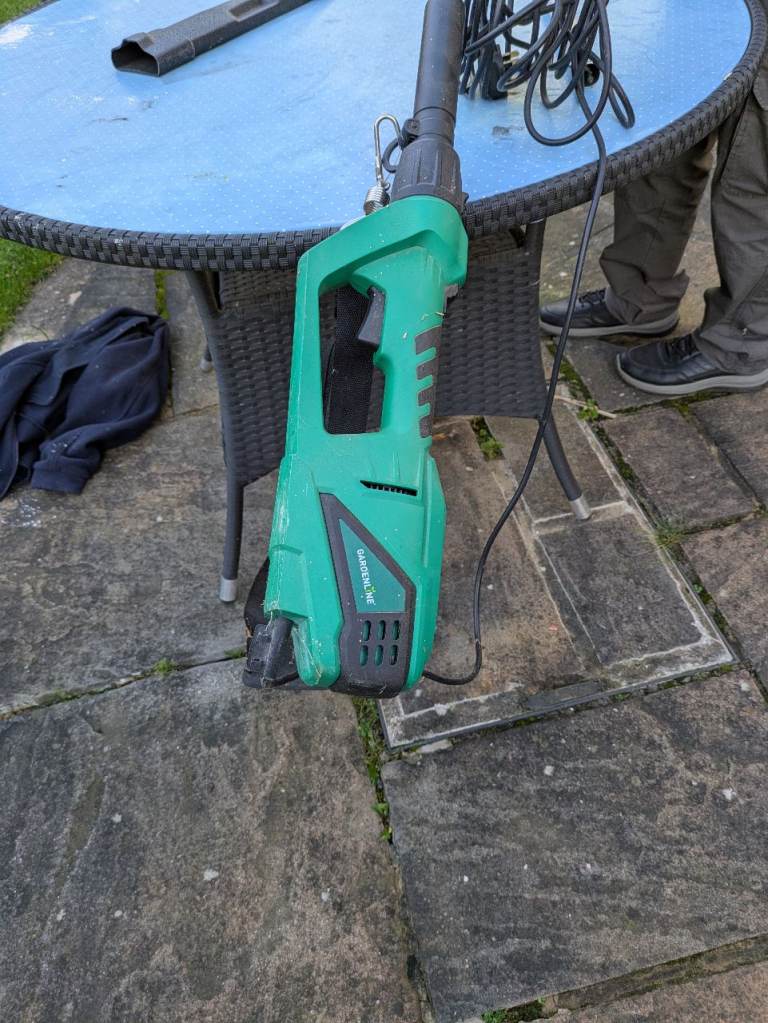 Extendable long reach garden hedge trimmer (free delivery possible)