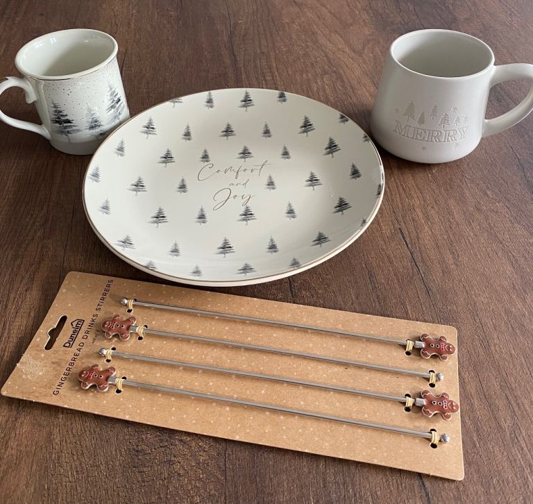 CHRISTMAS PLATE, 2 CHRISTMAS MUGS AND GINGERBREAD DRINKS STIRRERS - BRAND NEW