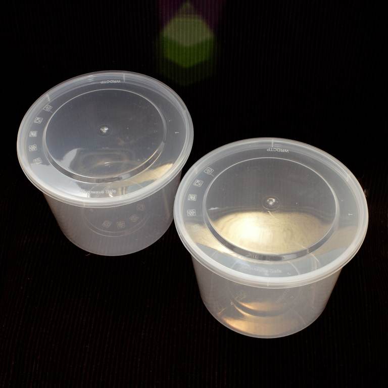 ROUND PLASTIC CONTAINER WITH LID × 2