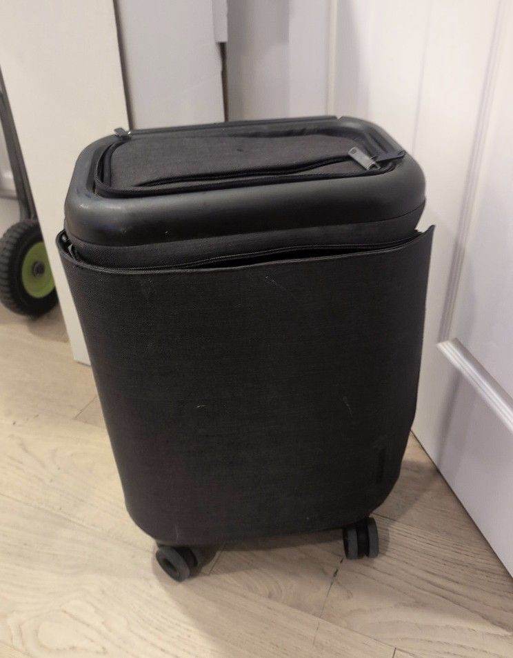 Black Cabin Suitcase – Hard Shell with Front Pocket – 4 Wheels (£180 new)