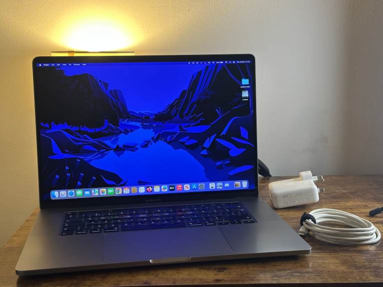  MacBook Pro 16 inch 2019 / 16 GB RAM / 512 GB SSD / TouchBar / A2141