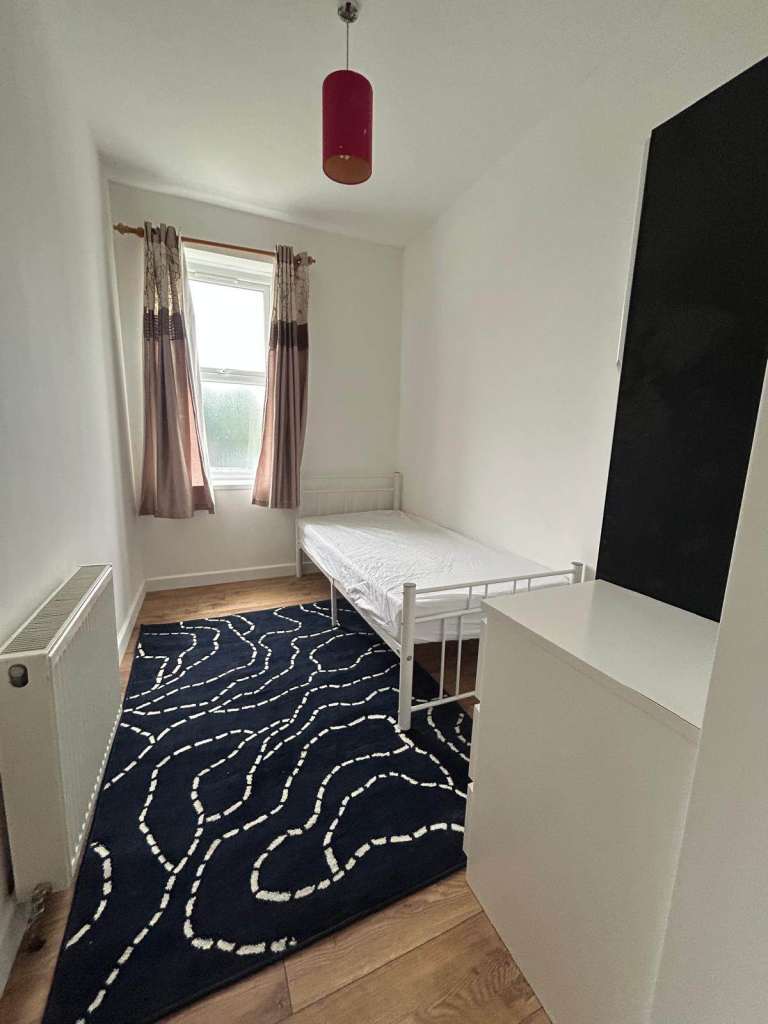 Single room is available for rent in the Gants Hill 