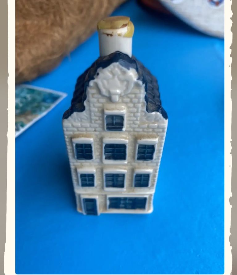 Collectible miniature house 