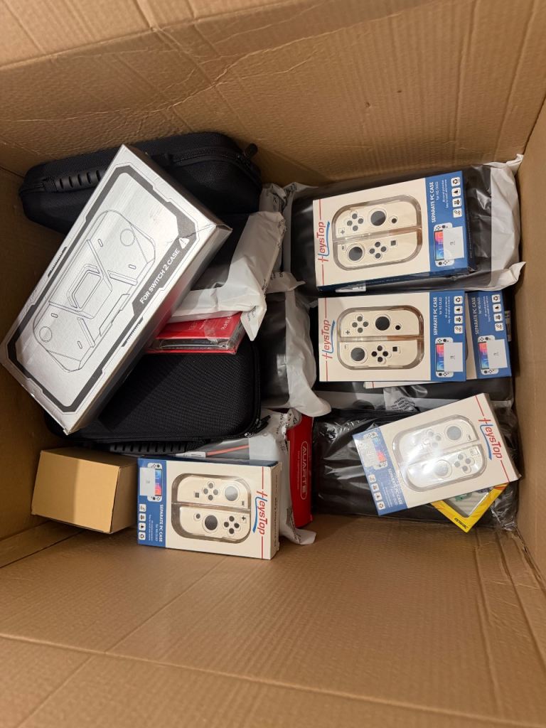 Joblot of 16 Nintendo cases + 5 joy con + 2 x 3 screen protectors, 