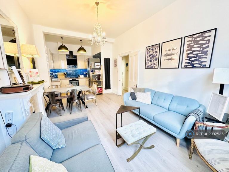 2 bedroom flat in Stonor Road, London, W14 (2 bed) (#2992535)
