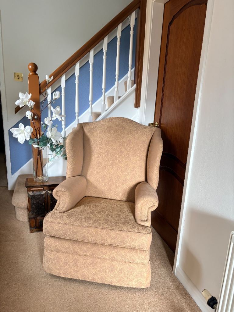 PARKER- KNOLL RECLINER CHAIR
