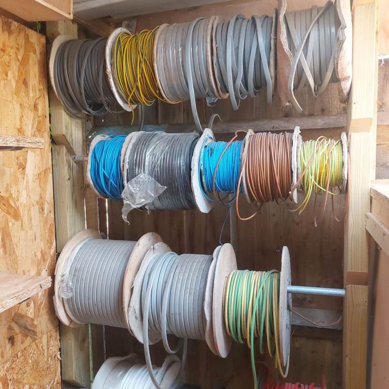LARGE QUANTITY OF ELECTRICAL CABLE REELS PLUS 34 KILOS OF SCRAP CABLE