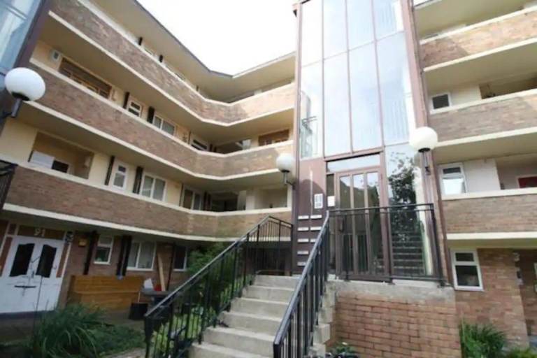 2 Bed Flat, very fast WiFi , by University of Liverpool and close to city centre