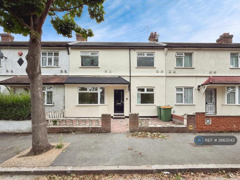 4 bedroom house in Reynolds Avenue, London, E12 (4 bed) (#2663543)