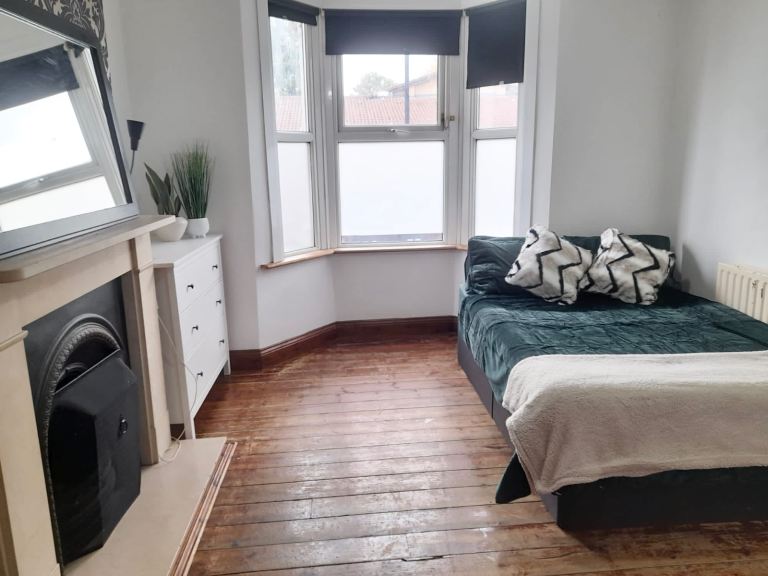 *** Double Room Close to Edmonton Green Station N9