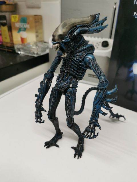 Mixture of Alien figures 