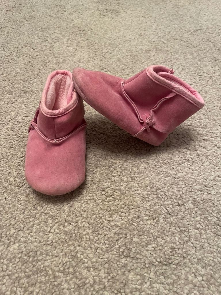 Baby boots size 6 to 9 months