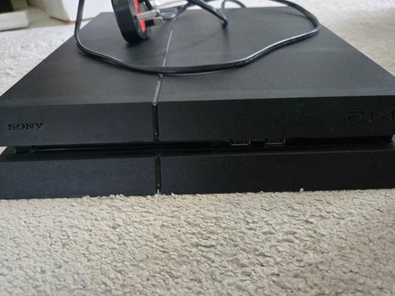 Playstation 4 - Black + game. 