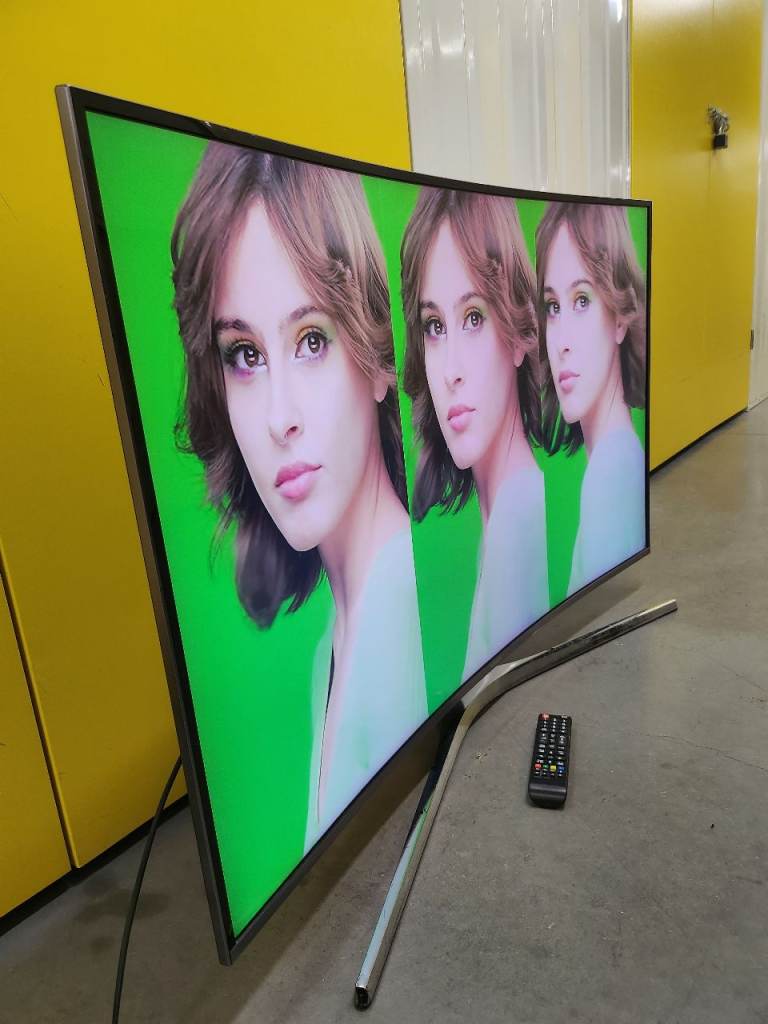 Curve 50" Samsung UHD 4K ULTRA HDR LED CRYSTAL WiFi TV with STAND AND REMOTE £185