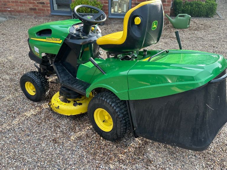 John Deere LR135 ride on Mower