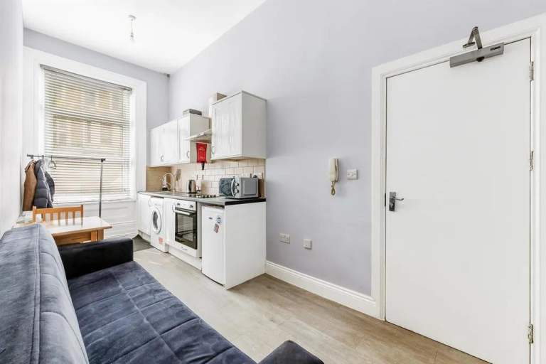 Converted Refurbished 1 Bed Flat Shower Open Kitchen Dining Sitting Area Very Near Tube Bus Shops