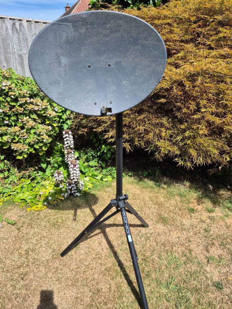 König lightweight satellite tripod complete with satellite dish but no LMB
