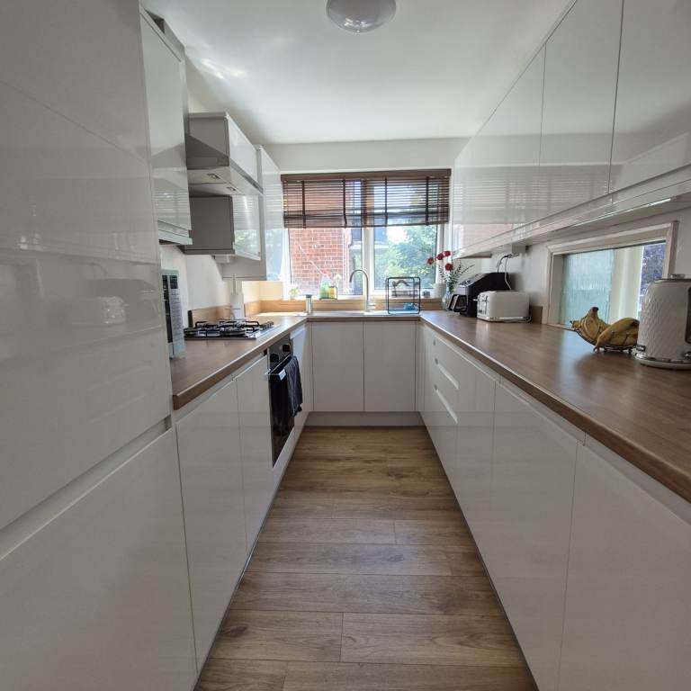 IMMACULATE THREE BEDROOM HOUSE WITH ON LOVELY ROAD IN HIGHAM'S PARK!