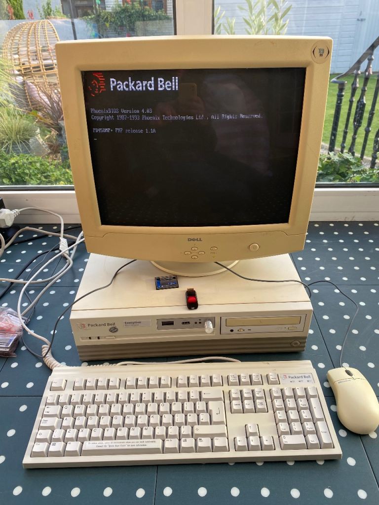 Packard Bell Executive 486 Multi-Media Desktop PC with Monitor, Keyboard, Mouse