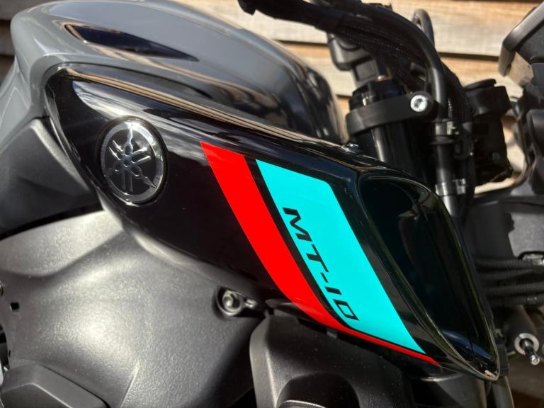 2023 / 73 Yamaha MT10 £10000 Grey 5978 miles.