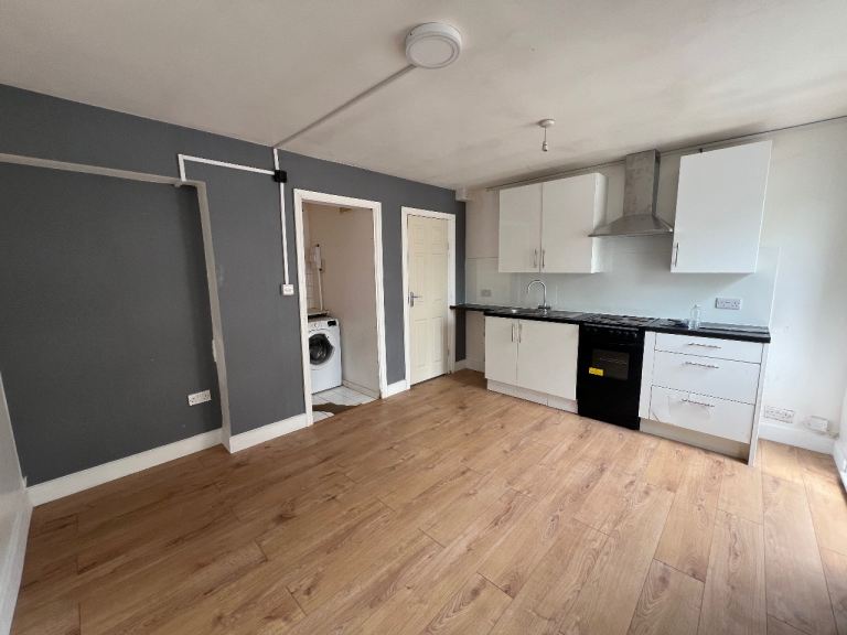 STUDIO ROOM TO LET - CENTRAL SLOUGH