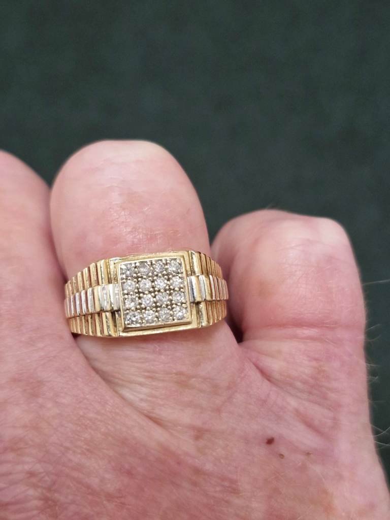 Stylish 9ct Gold Ring with diamonds Good Condition