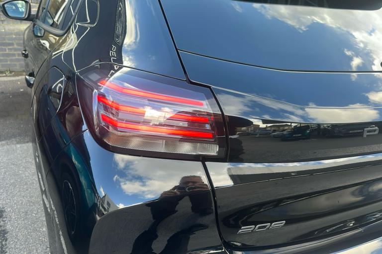  Peugeot 208 1.2 Puretech Allure Hatchback 5dr Petrol Manual Euro 6 s/s 100 Ps