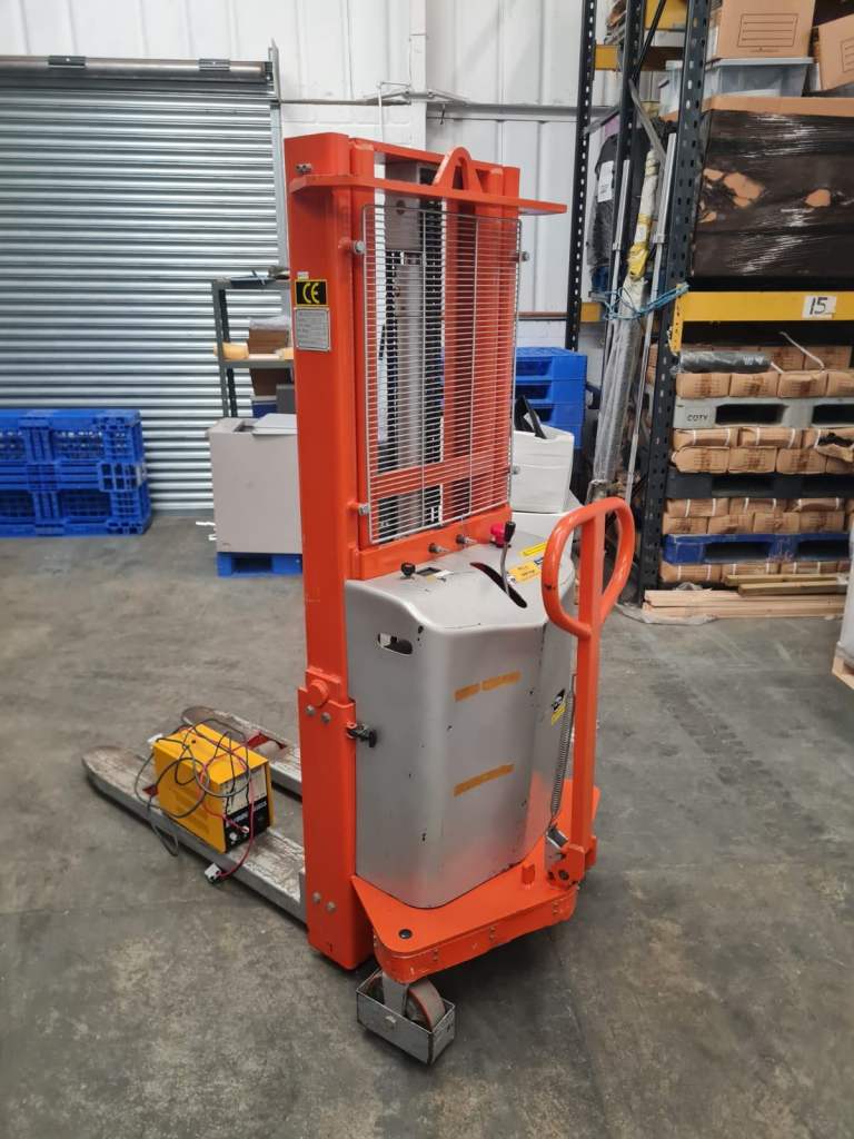 ELECTRIC STACKER  WITH CHARGER / PALLET LOADER