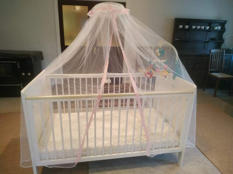 Mamas & Papas White Coastline Cot Bed – Good Condition
