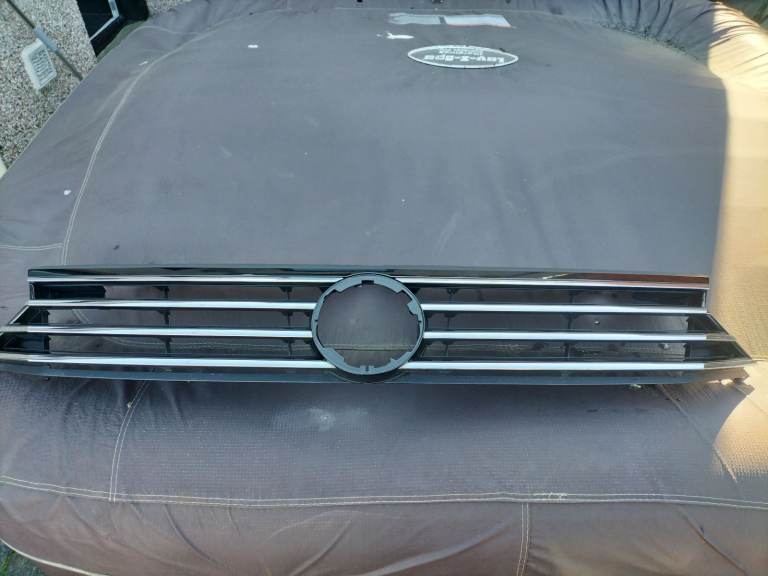 PASSAT GT 2017 UPPER GRILLE