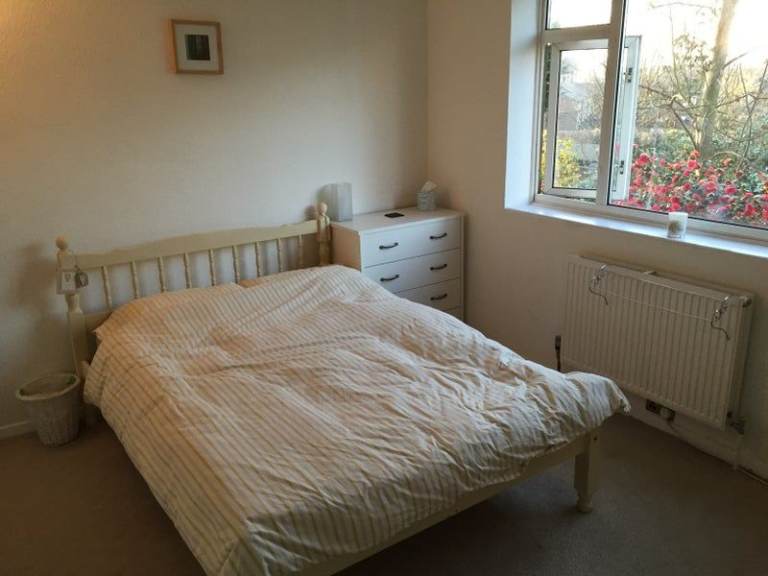 Cozy double bedroom in Charlton 