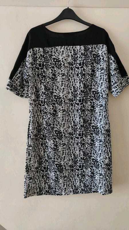 New TU Black/White Animal Print Long Top Size 10/12 Immaculate 