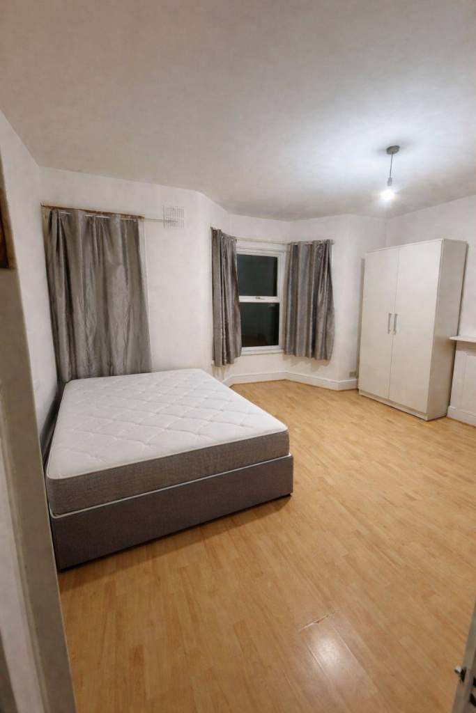 Spacious & Cosy Master Room For Rent AT CR7 7BB