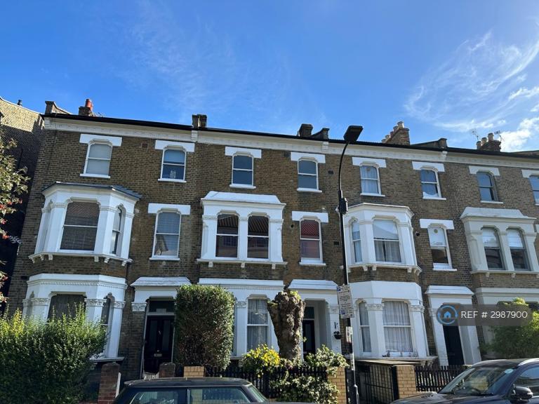 3 bedroom flat in Frithville Gardens, London, W12 (3 bed) (#2987900)