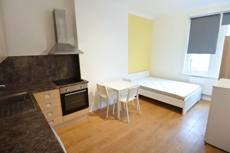 Good sized studio including bills, minutes from Willesden Green tube station