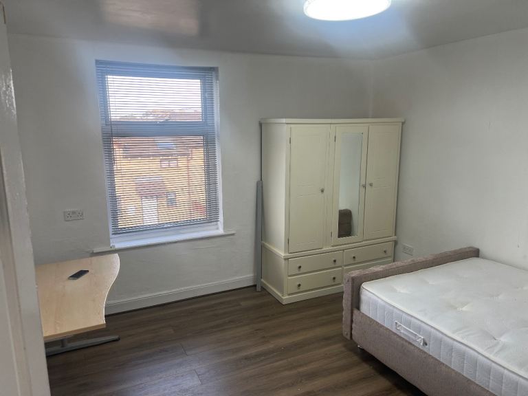 *Bills Included* Bradford BD5 Spacious double room to rent