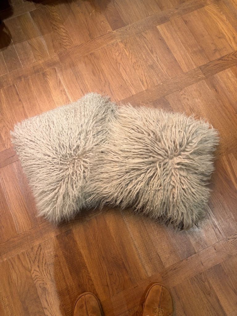 2 sheepskin cushions. 