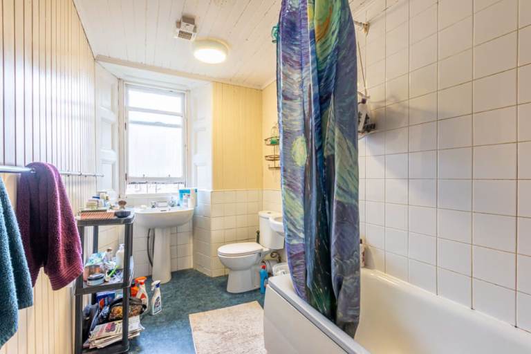 Incredibly large, 5-bedroom, HMO flat in the heart of Bruntsfield – available from June