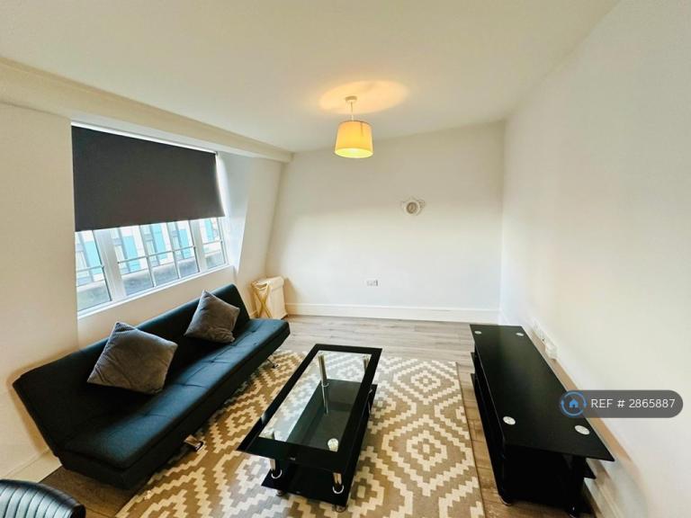 1 bedroom flat in Maple House, Slough, SL1 (1 bed) (#2865887)