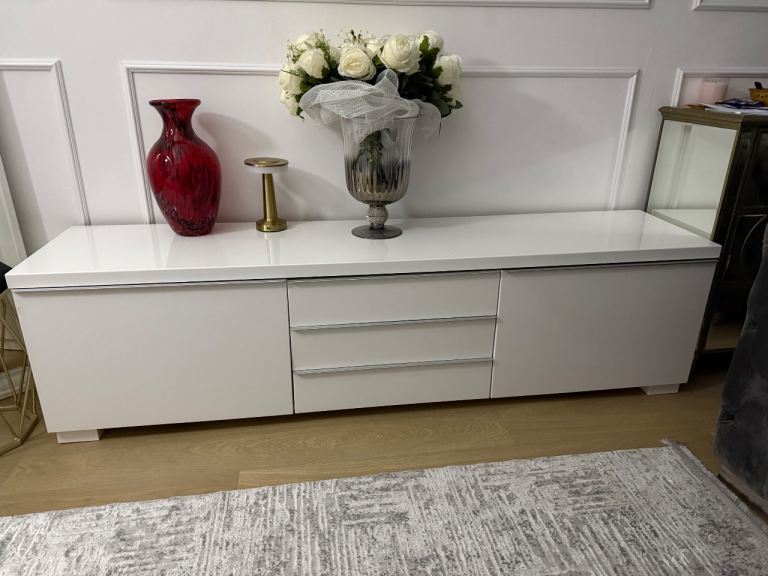 Beautiful white TV unit 180cm long with draws 
