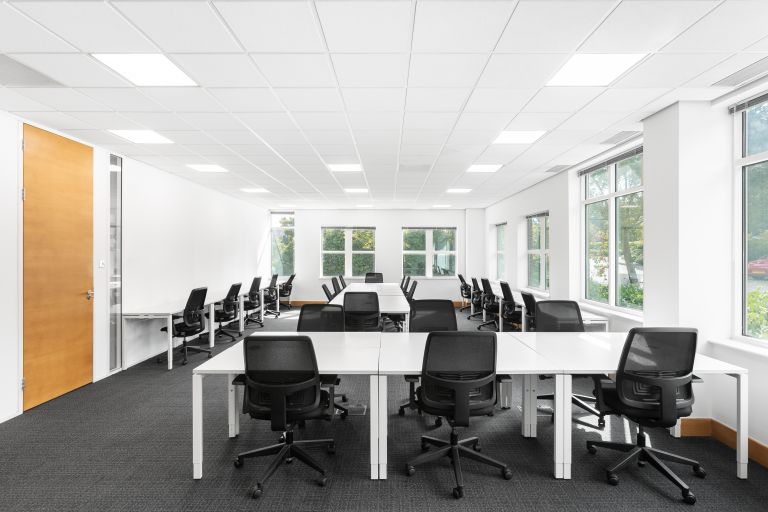 Luton - LU13PE \ Find Office Space with 5 Desks