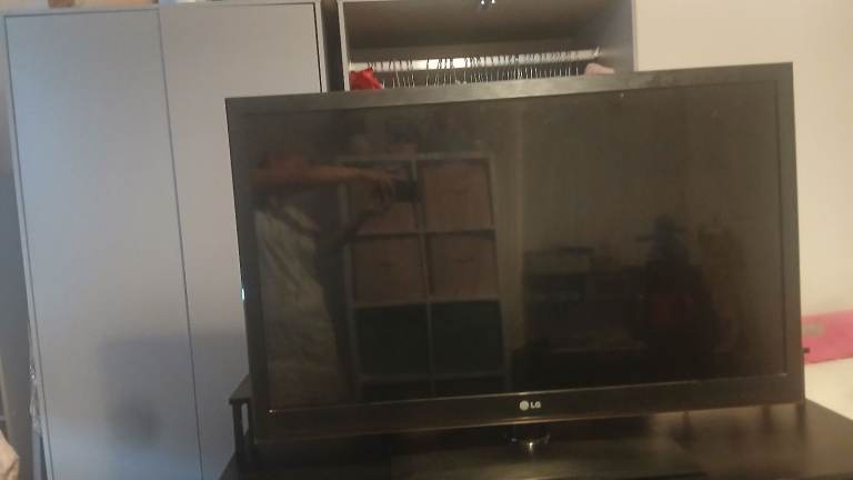 LG TV WITH REMOTE 