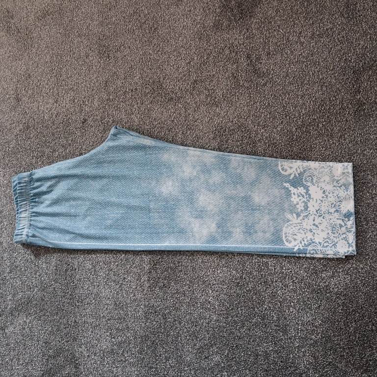 Women's Capri Leggings with Floral Print - Light Cyan - Waist Size 27"- 32"