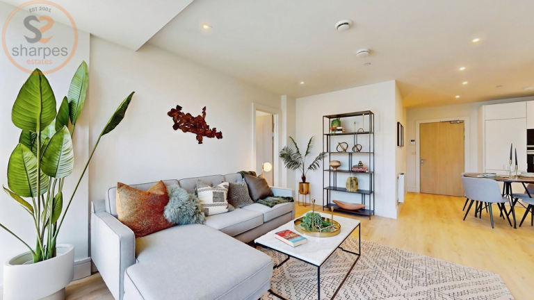 2 bedroom flat in , Coombe Hill House, Beverley Way, London