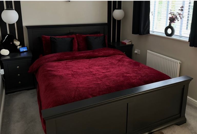 Cotswold Company Kingsize Bedframe & 2 Bedside Tables