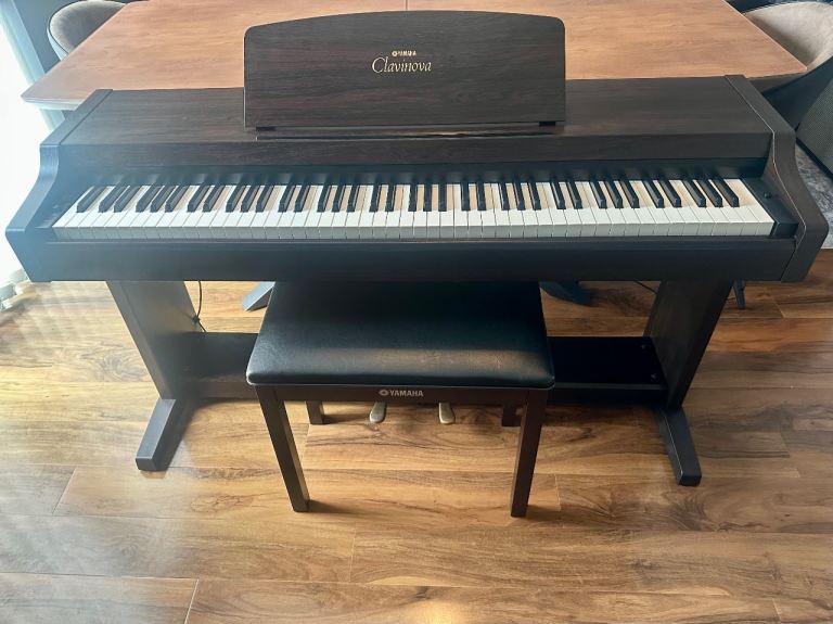 Yamaha Clavinova CLP-810s Digital Piano & Yamaha Stool