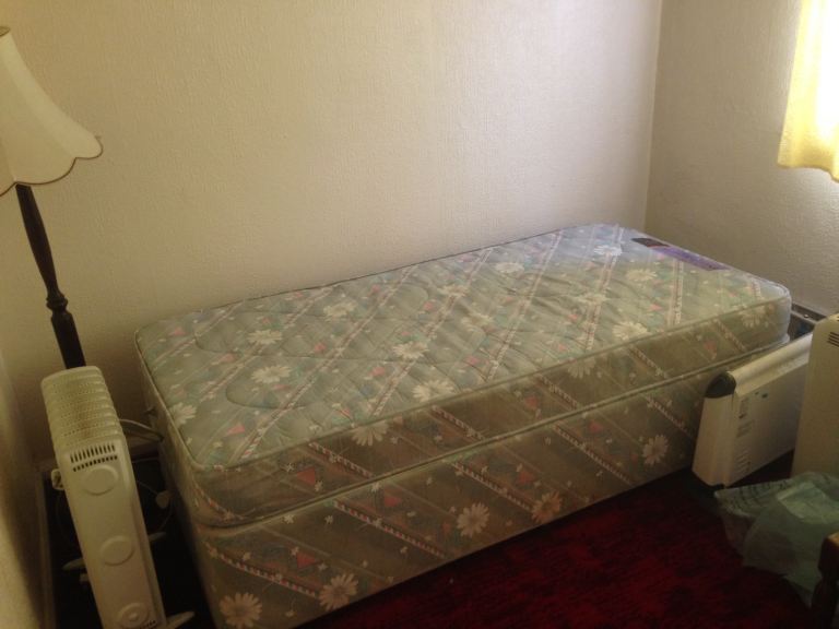Single Divan Bed - Location Oakwood N14