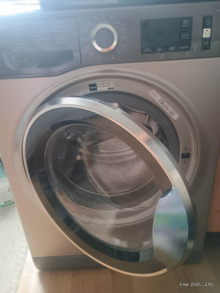Hotpoint Washing Machine – Silver, Good Condition