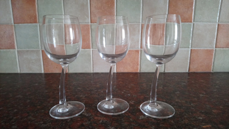 UNIQUE OFFSET STEM WINE GLASSES